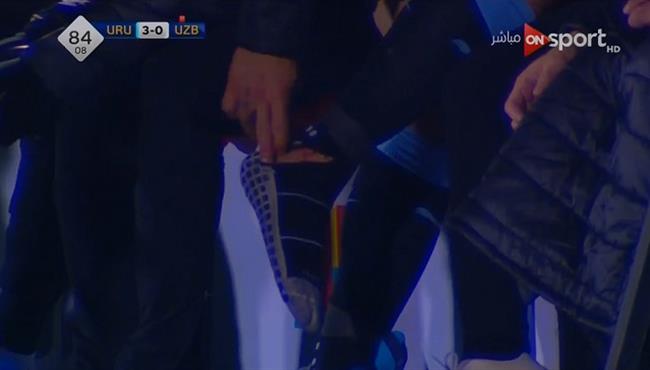 سواريز يشتكى من الاصابة بعد خروجه فى مباراة اوروجواى و اوزباكستان