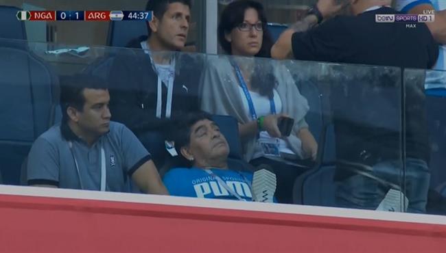 لقطة طريفة مارادونا نائم فى مباراة الارجنتين ونيجيريا