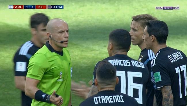 هل تغاضى الحكم عن احتساب ركلة جزاء للارجنتين امام ايسلندا