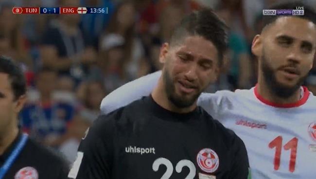 حارس تونس يبكى بعد تبديله فى مباراة انجلترا