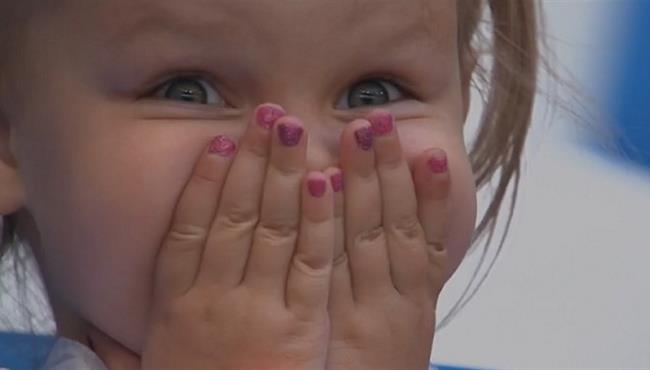 رد فعل جميل لطفلة في مدرجات مباراة صربيا وكوستاريكا