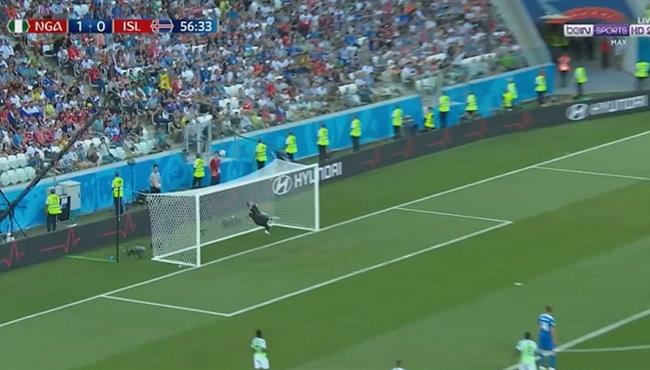 تصدى حارس ايسلندا الرائع لتسديدة نديدى