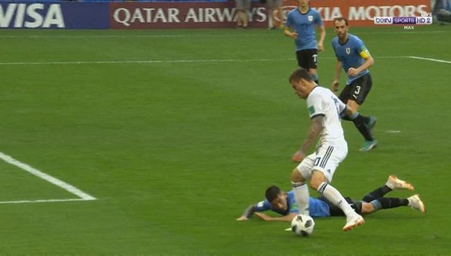 لاعب روسيا يهين مدافعي اوروجواي