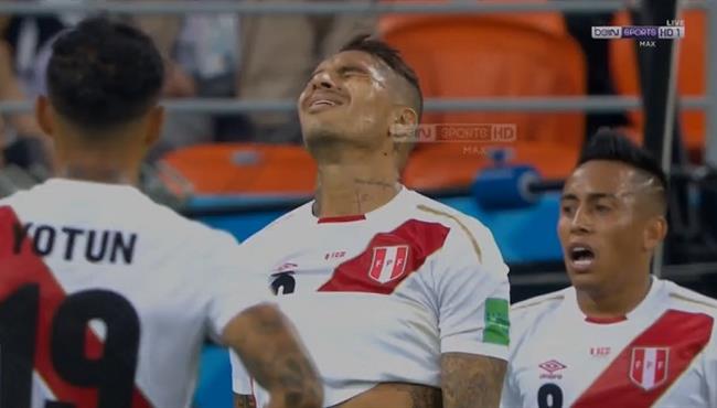 سنتيمترات تحرم مهاجم بيرو من تسجيل هدف مذهل امام الدنمارك