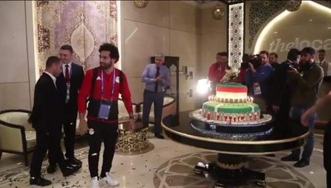 الاحتفال بعيد ميلاد محمد صلاح في فندق اقامة المنتخب بروسيا