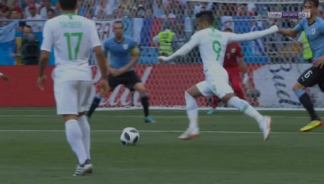 تصدى حارس اوروجواى الرائع امام تسديدة السعودية