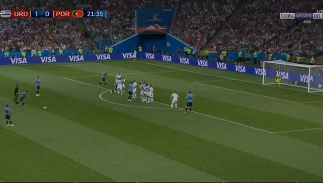 تنفيذ خادع من سواريز لركلة حرة فى مباراة البرتغال واوروجواى