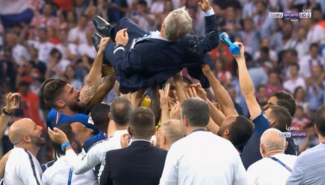 لاعبو فرنسا يحتفلون مع ديشامب بعد الفوز بكاس العالم
