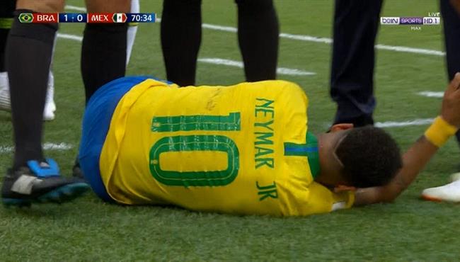 لقطة مثيرة للجدل بعد تدخل لاعب المكسيك على نيمار