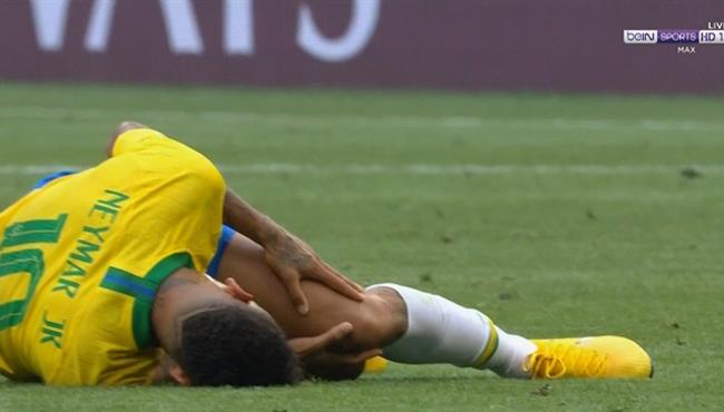 تدخل عنيف من لاعب المكسيك علي نيمار