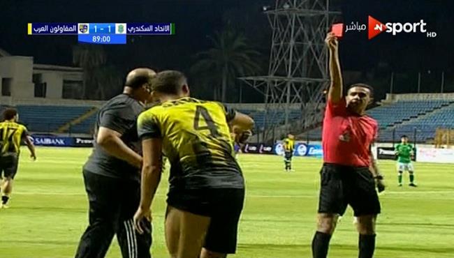 الحكم يفقد اعصابه ويطرد محمد سمير في مباراة الاتحاد والمقاولون