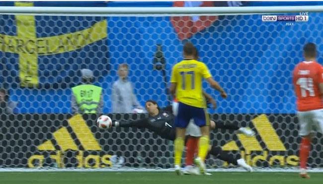 حارس سويسرا يتألق وينقذ مرماه من هدف مؤكد لـ السويد