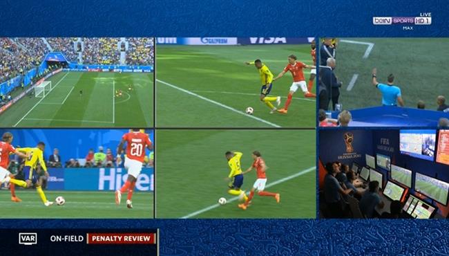 الحكم يحتسب ركلة جزاء لـ السويد ثم يتراجع عنها بعد استخدام تقنية الفيديو