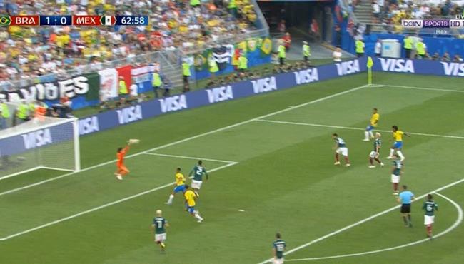 تصدي اوتشوا الرائع امام صاروخيه ويليان في مباراة البرازيل و المكسيك