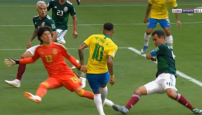 اوتشوا يتالق و يحرم نيمار من تسجيل هدف رائع امام المكسيك