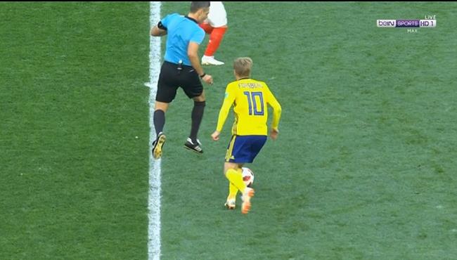 لقطة طريفه للحكم فى مباراة السويد وسويسرا