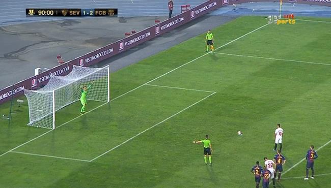 تير شتيجن يتصدى لركلة جزاء امام وسام بن يدر فى الوقت القاتل