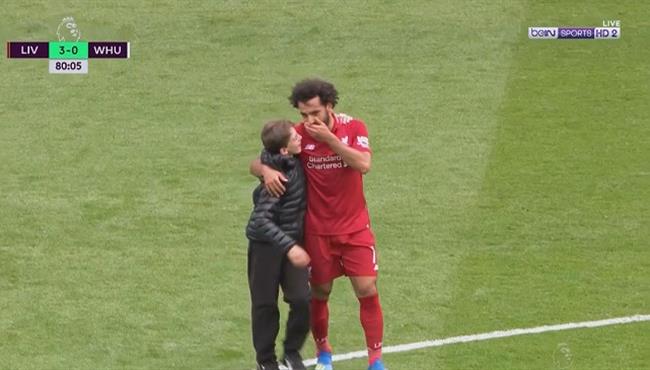 طفل يقتحم مباراة ليفربول ووست هام لمعانقة محمد صلاح