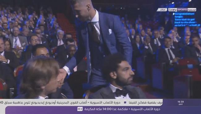 رد فعل صلاح بعد فوز راموس بجائزة افضل مدافع فى دورى ابطال اوروبا