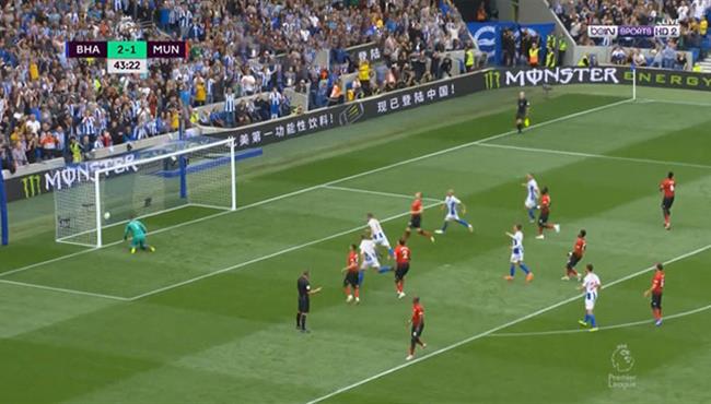 هدف برايتون الثالث في مرمي مانشستر يونايتد بتعليق رؤوف خليف