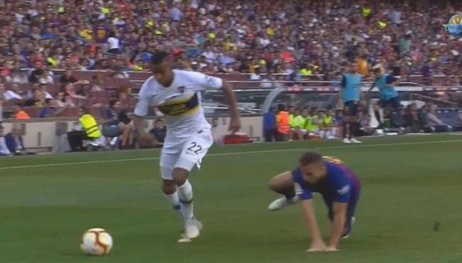 لاعب بوكا جونيورز يتلاعب بأرثر ميلو فى مباراة برشلونة