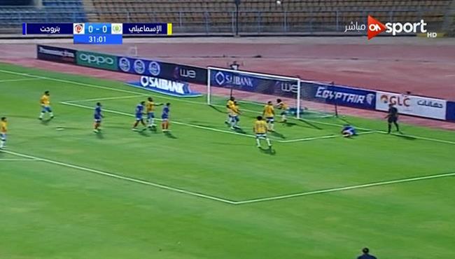 مدافع الاسماعيلي ينقذ مرماه من هدف مؤكد لبتروجيت