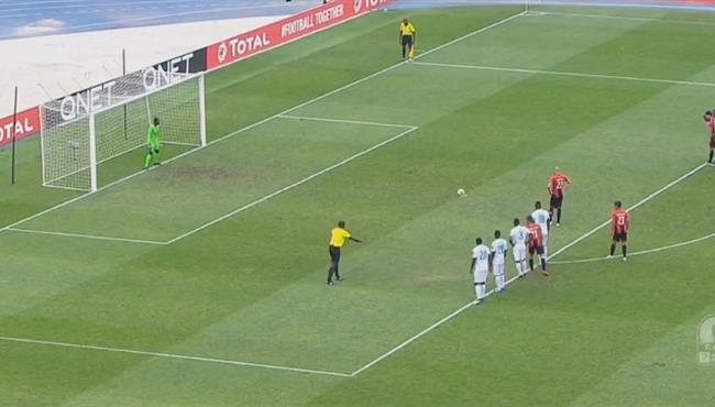 لاعب اتحاد العاصمة يهدر ركلة جزاء امام غور ماهيا بالكونفيدرالية الافريقية