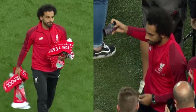 محمد صلاح يوزع الهدايا ويلتقط الصور مع الجماهير بعد مباراة تورينو