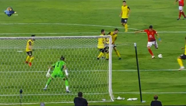 محمد عبد المنصف يتصدى لفرصة خطيرة من صلاح محسن