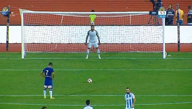 لاعب سموحة يهدر ركلة جزاء امام بيراميدز