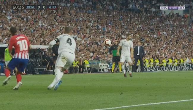راموس يضرب انخيل كوريا فى مباراة ريال مدريد واتليتكو مدريد