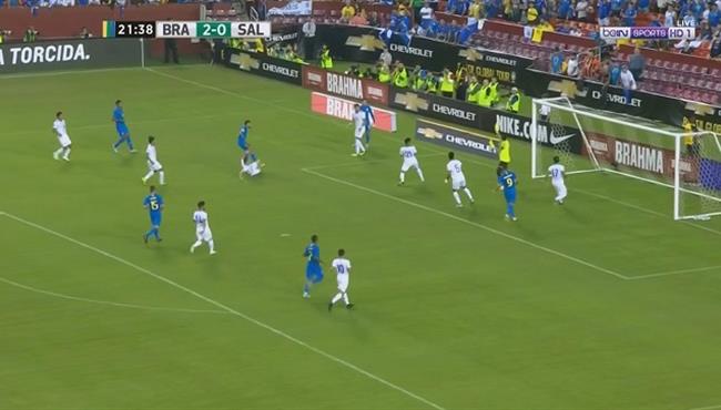 العارضة تحرم نيمار من تسجيل هدف في مباراة البرازيل والسلفادور