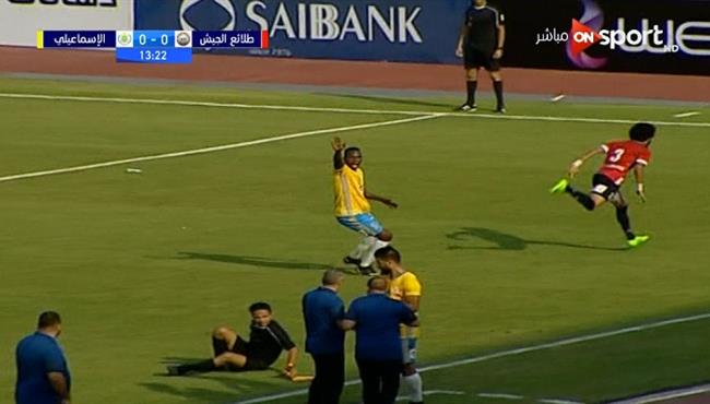 سقوط كوميدى للحكم المساعد فى مباراة الاسماعيلى وطلائع الجيش
