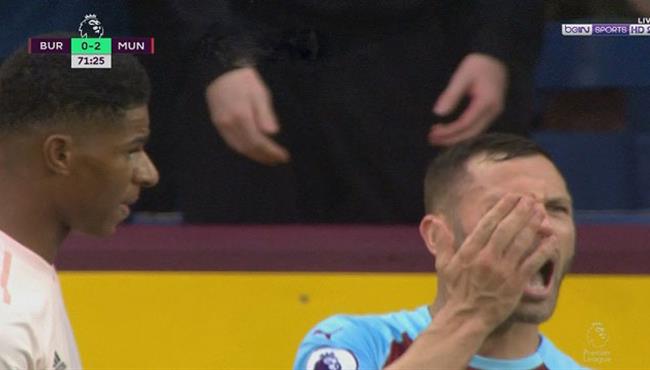 طرد راشفورد فى مباراة مانشستر يونايتد وبيرنلى