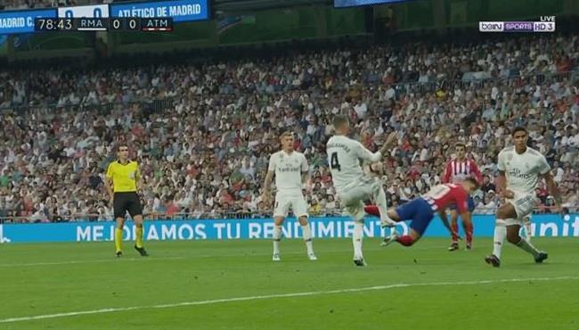 قرار تحكيمى مثير للجدل على راموس فى مباراة ريال مدريد واتليتكو مدريد