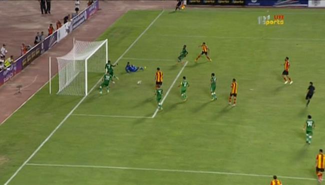 مدافع الاتحاد السكندري ينقذ مرماه من هدف امام الترجي