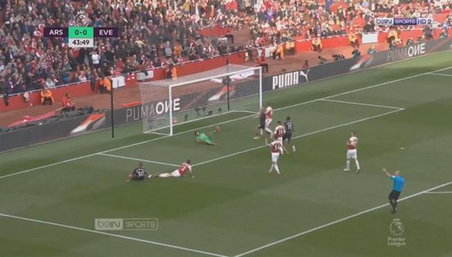 تصدى بيتر تشيك الرائع لتسديدة ريتشارليسون الخطيرة