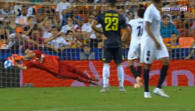 تشيزني يتصدي لركلة جزاء امام فالنسيا في الثواني الاخيرة