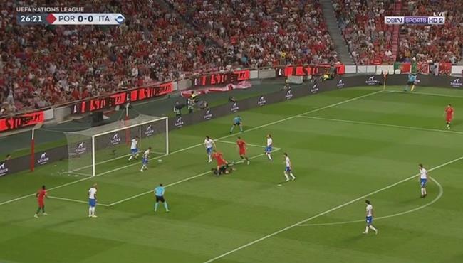 مدافع ايطاليا ينقذ هدف مؤكد للبرتغال من على خط المرمى