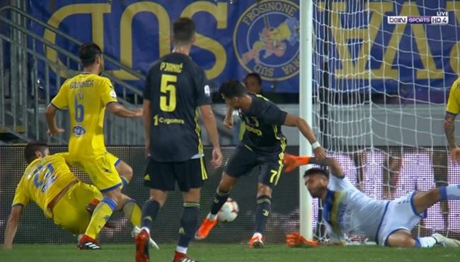 حارس فروزينوني يحرم كريستيانو رونالدو من تسجيل هدف بالكعب