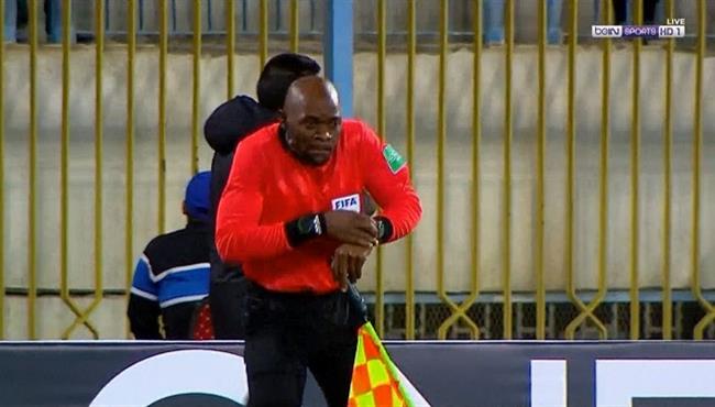 جماهير الاسماعيلي تلقي بالزجاجات علي حكم المباراة