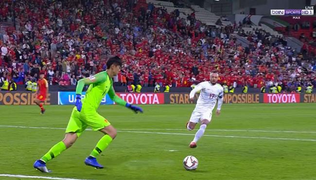 مراوغة حارس الصين للاعب الفلبين بكأس اسيا