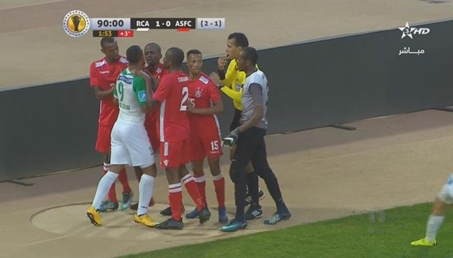 خناقة بين لاعبي الرجاء وافريقيا ستارز في كأس الكونفيدرالية