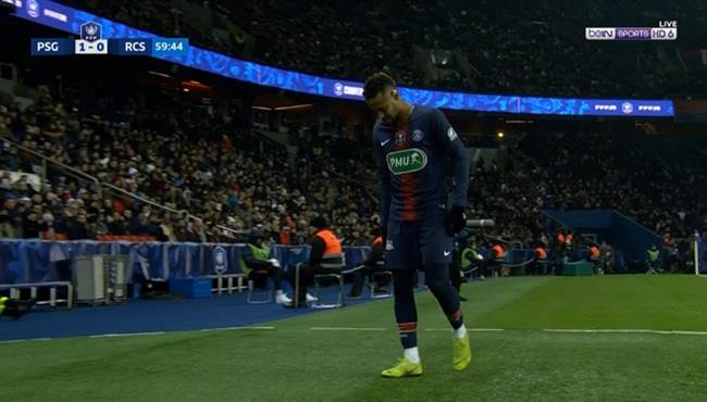 لاعب ستراسبورج يتعمد اصابة نيمار واخراجه من المباراة باكيا