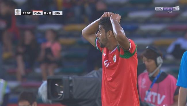 مهاجم عمان يراوغ الحارس وسنتيمترات تحرمة من هدف اول امام اليابان