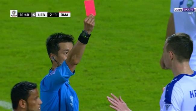 طرد لاعب أوزبكستان امام عمان بكأس اسيا