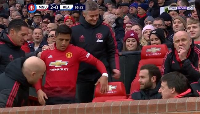 لقطة طريفة بين سانشيز وسولشاير في مباراة مانشستر يونايتد وريدينج