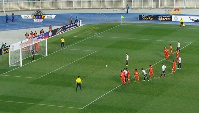 مهاجم مولودية الجزائر يهدر ركلة جزاء امام المريخ في البطولة العربية