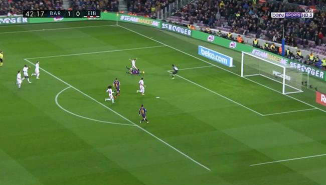 هل حرم الحكم برشلونة من ركلة جزاء امام ايبار في الدوري الاسباني