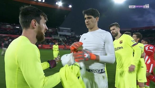 ميسي يبادل قميصه مع ياسين بونو بعد مباراة برشلونة وجيرونا في الدوري الاسباني